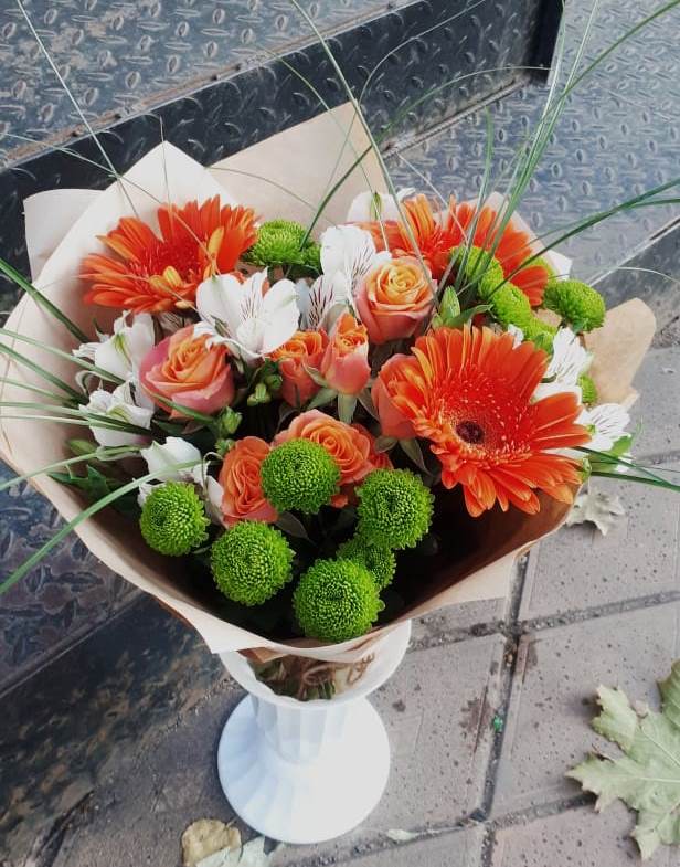 Букет цветов из: Герберы, Хризантемы, Альстромерии и Розы в Радужном Ханты-Мансийского АО