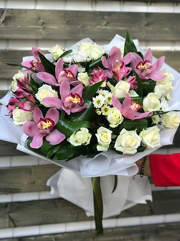 Букет цветов из: Розы и Хризантемы в Радужном Ханты-Мансийского АО