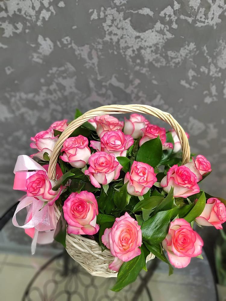 Цветочная композиция из Розы в корзине в Радужном Ханты-Мансийского АО