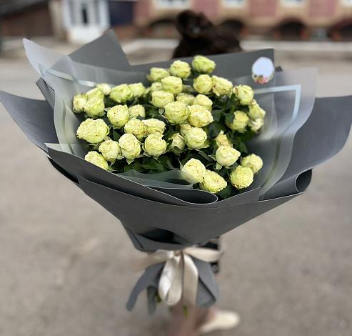 Букет Белые кустовые розы Солинеро в Радужном Ханты-Мансийского АО