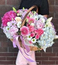 Цветочная композиция из Розы, Хризантемы, Пионы и Лизиантусы в корзине в Радужном Ханты-Мансийского АО