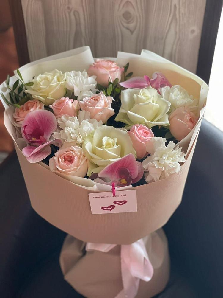 Букет цветов из: Орхидеи, Розы и Гвоздики в Радужном Ханты-Мансийского АО