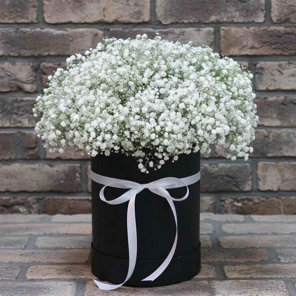 Цветочная композиция из Гипсофила в шляпной коробке в Радужном Ханты-Мансийского АО