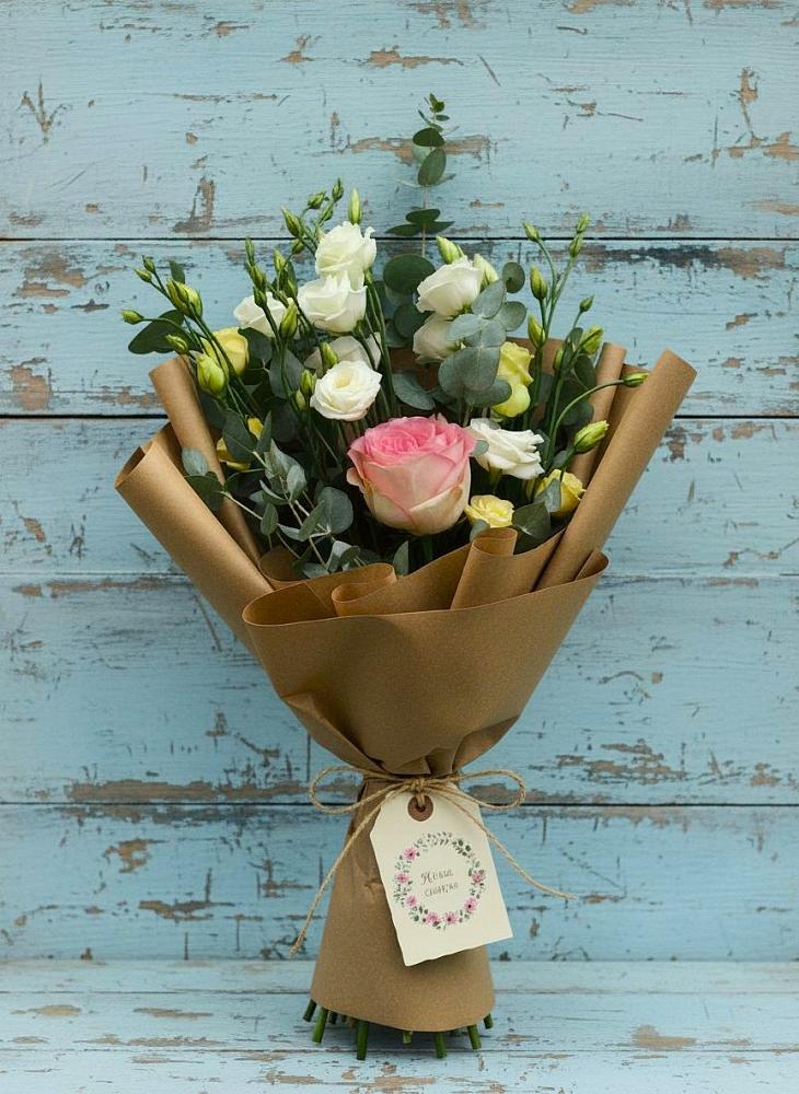 Букет цветов из: Розы и Лизиантусы в Радужном Ханты-Мансийского АО