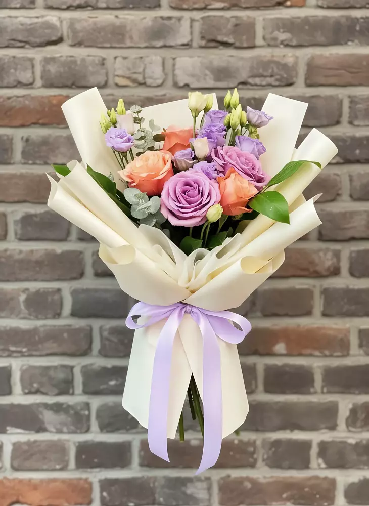 Букет цветов из: Лизиантусы и Розы в Радужном Ханты-Мансийского АО