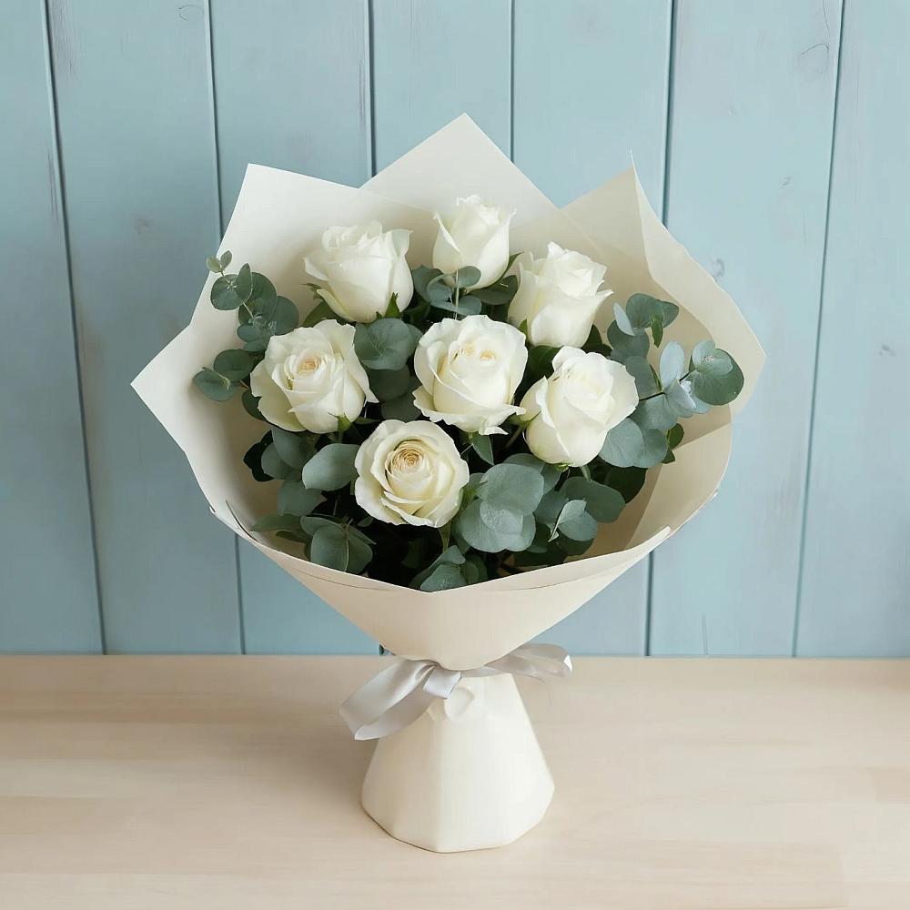 Букет Белые розы в Эвкалипте в Радужном Ханты-Мансийского АО