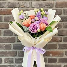 Букет цветов из:  Лизиантусы и Розы в Радужном Ханты-Мансийского АО