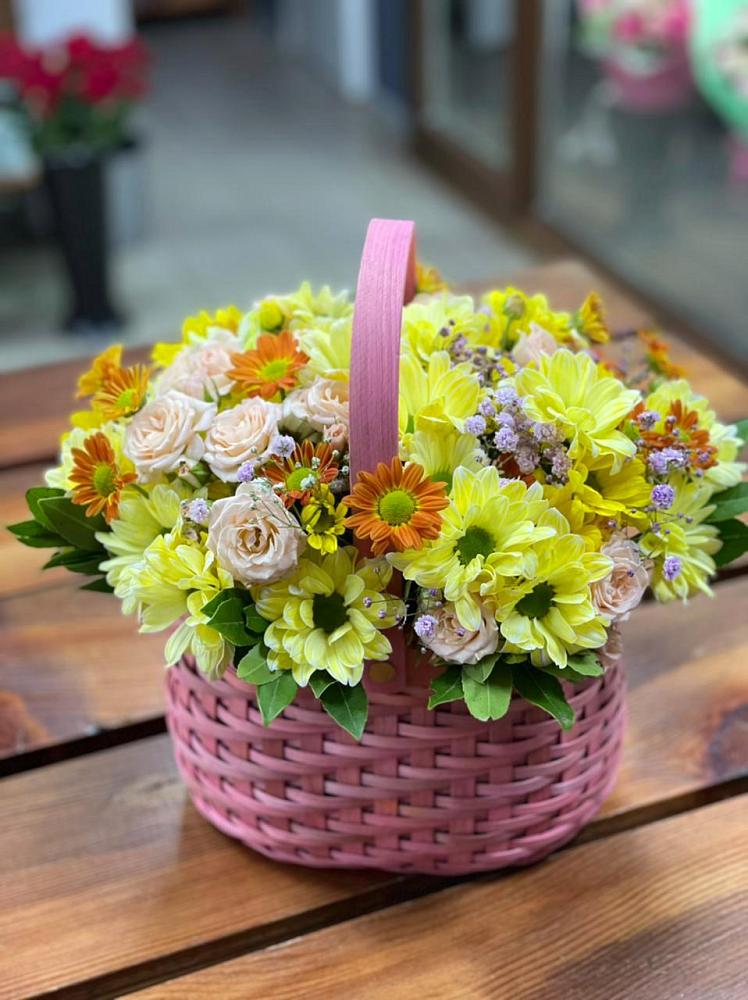 Цветочная композиция из Хризантемы и Розы в корзине в Радужном Ханты-Мансийского АО