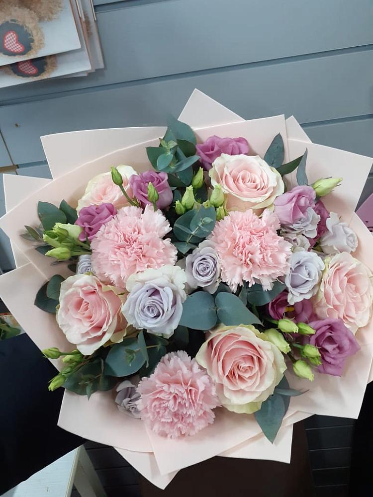 Букет цветов из: Розы, Гвоздики и Лизиантусы в Радужном Ханты-Мансийского АО