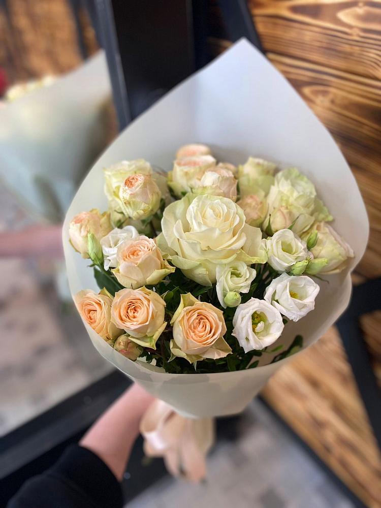 Букет цветов из: Розы и Лизиантусы в Радужном Ханты-Мансийского АО