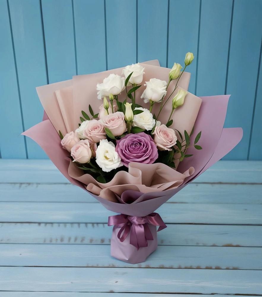 Букет цветов из: Розы и Лизиантусы в Радужном Ханты-Мансийского АО